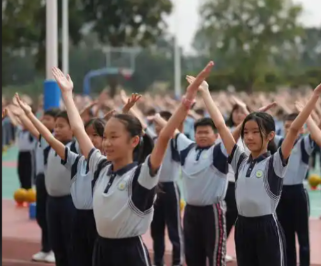 辅导学生展开安全有益的课间活动增加安全防护设备